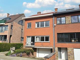 Rustig gelegen halfopen bebouwing met 3 slaapkamers en een gezellige tuin. De ondergrondse verdieping omvat verschillende bergkelders en een...