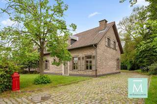 <p><span>Ruime woning met 4 slaapkamers, garage en diepe tuin op toplocatie!</span></p><p><span>Deze ruime gezinswoning (HOB) met functionele indeling en lichtrijke woonvertrekken biedt mogelijkheden voor wie ruimte en rust zoekt! Met zijn uitstekende ligging nabij Mechelen hebt u toegang tot alle voorzieningen (scholen, winkels, openbaar vervoer....) en via de R6 een snelle verbinding naar Antwerpen en Brussel.</span></p><p><span>Bij het betreden van de woning komt u in de ruime inkomhal met vestiaireruimte en een apart gastentoilet. Van hieruit heeft u toegang tot de open leefruimte met prachtig uitzicht op de groene tuin. De woonkamer bestaat uit een gezellige zithoek en een eetplaats. De grote raampartijen zorgen voor een aangename lichtinval en een open gevoel. Aansluitend bevindt zich de volledig geïnstalleerde keuken met voldoende kastruimte. Het gelijkvloers wordt verder aangevuld met bureau-hobbyruimte of extra slaapkamer, een aparte wasruimte en een praktische berging. De eerste verdieping beschikt maar liefst over vier volwaardige mooie slaapkamers en een badkamer (uitgerust met bad/douche, lavavobmeubel en toilet). Genieten van de buitenlucht kan op deels overdekt terras, de volledig omheinde tuin vormt een absolute troef, de ruime tuin met zuid-west oriëntatie biedt maximale zoninval en privacy. De lange oprit en garage zorgen voor extra comfort! Kortom, een zeer ruime gezinswoning met heel wat mogelijkheden, ideaal voor grote gezinnen of wie extra ruimte nodig heeft op een vlot bereikbare ligging! </span></p><p><span>Benieuwd? Wacht dan zeker niet te lang en contacteer ons (bel 015/20.20.82 of info@demakelaardij.be)</span></p>