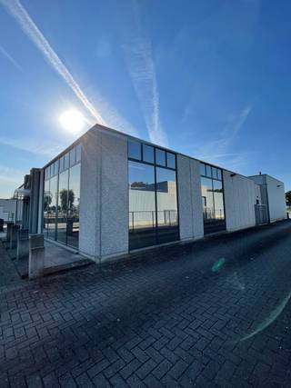 <p><strong>Ontdek dit veelzijdige handelspand van ca. 600 m²</strong>, ideaal gelegen vlakbij het <strong>welbekende industrieterrein van Opglabbeek</strong>. Dankzij deze commerciële toplocatie geniet je van een uitstekende bereikbaarheid, een professionele uitstraling en een vlotte verbinding met belangrijke invalswegen. Perfect voor ondernemingen die showroom, kantoor en opslag wensen te combineren op één strategisch punt.</p>
<h3><strong>Indeling voorzijde (ca. 400 m²)</strong></h3>
<ul>
<li>
<p>Ruime toonzaal, winkelruimte of bureauruimte met veel natuurlijke lichtinval</p>
</li>
<li>
<p>3 afzonderlijke kantoorruimtes, ideaal voor meetings of stille werkplekken</p>
</li>
<li>
<p>Kitchenette en sanitair, volledig voorzien</p>
</li>
</ul>
<h3><strong>Achterliggende hal (ca. 200 m²)</strong></h3>
<ul>
<li>
<p>Extra werk- of opslagruimte dankzij een stevig verhoogd platform</p>
</li>
<li>
<p>Elektrische sectionaalpoort voor efficiënt laden en lossen</p>
</li>
</ul>
<h3><strong>Bijkomende troef</strong></h3>
<ul>
<li>
<p><strong>Grote achterliggende buitenruimte, ideaal voor ruime parking</strong> voor klanten en personeel</p>
</li>
</ul>
<h3><strong>Waarom deze locatie een echte meerwaarde biedt</strong></h3>
<ul>
<li>
<p>Gelegen op een steenworp van het <strong>industrieel hart van Opglabbeek</strong>, waar tal van bedrijven gevestigd zijn</p>
</li>
<li>
<p>Centrale ligging in de regio, ideaal voor bedrijven die actief zijn in Noord-Limburg en daarbuiten</p>
</li>
<li>
<p>Professionele omgeving met hoge zichtbaarheid en tal van voorzieningen in de nabijheid</p>
</li>
</ul>
<h3><strong>Troeven van het pand</strong></h3>
<ul>
<li>
<p>Totale oppervlakte: ca. 600 m²</p>
</li>
<li>
<p>Perfecte combinatie van showroom, kantoor en opslag</p>
</li>
<li>
<p>Praktische indeling en optimale toegankelijkheid</p>
</li>
<li>
<p>Geschikt voor diverse commerciële én ambachtelijke activiteiten</p>
</li>
<li>
<p><strong>Mogelijkheid tot bemeubelde verhuur</strong></p>
</li>
</ul>
<h3></h3>
<p></p>
<p><strong> </strong></p>