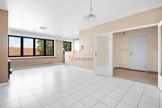 <p><span>In de winkelstraat  van Schoten vindt U hier een appartement op de derde verdieping met lift.  Overal nieuwe ramen, lift in orde, dak geïsoleerd en elektriciteit is conform gekeurd.</span></p><p><span> </span></p><p><span>Het appartement heeft een ruime inkomhal, lichte leefruimte met gashaard, ingerichte witte keuken (is licht verouderd) toilet apart, berging, grote badkamer met douche, dubbele lavabo en toegang tot een overdekt terras, 2 grote slaapkamers en een open zicht.  In de kelder is er een private berging voorzien.Op het gelijkvloers achter de inkompoort is een grote losstaande garagebox met automatische poort mogelijks bij aan te kopen vp 30.000 euro (niet verplicht)</span></p><p><span> </span></p><p><span>Dit is een ideale investering als je wil verhuren of als je graag zelf in een centrum woont dan is dit iets voor U !</span></p><p><span> </span></p><p><span>+ 2 volwaardige slaapkamers</span></p><p><span>+ afzonderlijke meters elektr./water/gas</span></p><p><span>+ GEEN RENOVATIE VERPLICHTING</span></p><p><span>+ elektr. CONFORM tot 12/2034</span></p><p><span>+ prive kelderberging</span></p><p><span>+ geluidswerende ramen: muisstil in de dorpskern</span></p><p><span>+ mogelijkheid garage met elektr. aan te kopen</span></p><p><span> </span></p><p><span>*De vermelde bewoonbare opp. is gebaseerd op de bruikbare vloeroppervlakte zoals vermeld op het EPC-verslag</span></p><p><span> </span></p><p><span> </span></p><p><span> </span></p><p><span> </span></p><p><span> </span></p>