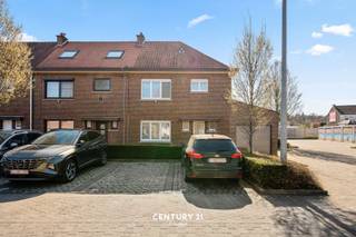 Charmante halfopen woning op een uitstekende locatie in Wilsele-Dorp. Gelegen in een rustige woonwijk met een speeltuintje, en toch op korte afstand van Leuven, de Vaart, het station van Herent en alle nodige voorzieningen.<br /><br />De woning vormt een degelijke basis en beschikt op het gelijkvloers over een gezellige leefruimte, een aparte keuken, een toilet en een garage. Achteraan bevindt zich een aangename, zuidgerichte tuin met terras waar u de hele dag van de zon kan genieten.<br /><br />Op de eerste verdieping zijn er twee ruime slaapkamers, een derde, kleinere kamer en een badkamer uitgerust met bad/douche en lavabo. De ruime zolder biedt bijkomende uitbreidingsmogelijkheden. Met extra isolatie kan het EPC-label bovendien verbeterd worden van E naar D.<br /><br />De woning vraagt renovatie, maar biedt een unieke kans voor wie op zoek is naar een project met veel potentieel op een topligging. Ideaal voor wie zijn eigen droomwoning wil realiseren.<br /><br /><span><strong>Interesse? Contacteer ons voor een afspraak via 016 229 228 of office@connect-immo.be</strong></span><br /><br />EPC: 423 kWh/(m²jaar) - UC: 3587493 - Label E<br />Wg-Gdv-Gvkr-Gvv