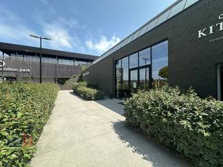 Deze moderne en volledig bemeubelde kantoorruimte van 150 m² te huur bevindt zich in het kwalitatieve bedrijvenpark 'Cotton Factory' met...