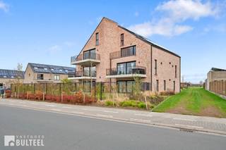 Dit recent en zeer energiezuinig gelijkvloers appartement (Label A) uit 2022 ligt aan de rand van Sint-Niklaas, met een vlotte verbinding naar...