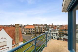 Te koop: licht en verzorgd appartement in Koksijde, met zongerichte terrassen, garage in de residentie en een prachtig vrij zicht Dit appartement uit...