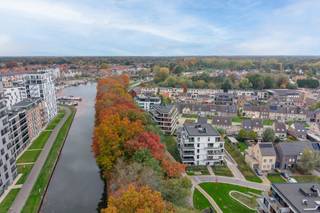 <strong>Recent ('22) en volledig instapklaar appartement op mooie ligging<br /></strong>A label I goedgekeurde elektriciteit tem 2046 I onder registratie<br /><br /><strong>Zeer gunstig gelegen</strong> op een rustige en centrale ligging, nabij de Nieuwe Kaai van Turnhout. Winkels, horeca, scholen, openbaar vervoer en ontspanningsmogelijkheden op wandel- en fietsafstand. Alsook een vlotte bereikbaarheid naar de Ring en autostrade E34<br /><br />Dit energiezuinige hoekappartement bevindt zich op de <strong>derde verdieping</strong> van een kleinschalig appartementencomplex met mooi zicht op aanpalend groen en de vaart. <br /><br />Via de inkomhal kom je in de <strong>zeer</strong> <strong>lichtrijke leefruimte</strong> die werd gerealiseerd door de vele raampartijen tot op de grond, en met een open keuken en eethoek. Via een groot schuifraam hebt je toegang tot een ruim terrras van 10 m² dat uitkijkt naar de vaart en op groen. Hier kan je optimaal genieten van de ochtend en middagzon.<br /><br />De volledig ingerichte keuken beschikt over een vaatwasser, koelkast, inductie kookplaat, dampkap, oven en spoelbak. Nabij ook een aparte berging die dienst doet als wasplaats en voorraadruimte.<br /><br />Via de nachthal bereik je de <strong>twee lichte slaapkamers</strong> van respectievelijk 11.56 m² en 9.56 m², het aparte toilet en de badkamer. De moderne badkamer is uitgerust met een <strong>ruime inloopdouche</strong> en een badkamermeubel met dubbele wastafel. <br /><br />Verder beschikt het appartement nog over een <strong>ondergrondse staanplaats en een kelderberging</strong> die verplicht <strong>bij aan te kopen zijn voor 25.000 euro. </strong>Een gemeenschappelijke fietsenstalling is inbegrepen.<br /><br />Het appartement is momenteel verhuurd aan zeer goede huurders die het uitstekend onderhouden dus ook voor investeerders zeker interessant.<br /><br />Ideaal voor mensen die houden van rustig en groen wonen en van hieruit mooie fiets- en wandeltochten kunnen ondernemen.