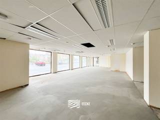 Ruim handelspand met veel visibiliteit!Gelegen aan een invalsweg van Veurne , op enkele stappen van de Grote Markt- totale oppervlakte van 227 m²-...