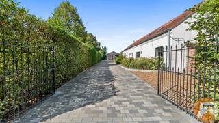 TESSENDERLO - HAM - Heel centraal gelegen, doch in een rustige omgeving.Deze langgevelhoeve (25mx8m) werd deels zeer grondig en degelijk gerenoveerd...