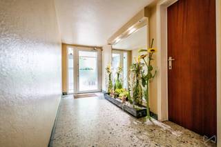 <p><span>Op de grens tussen Jette en Ganshoren, dichtbij alle voorzieningen (Spiegelplein, toegang tot de autosnelweg, winkels, openbaar vervoer, parken, enz.), biedt We Invest u dit charmante appartement met 2 slaapkamers en terras aan.</span></p>
<p><span>De mede-eigendom "Résidence Aurore" is goed beheerd en beveiligd. Het appartement van ±85 m² bevindt zich op de 5e verdieping en is als volgt ingedeeld: inkomhal, woon-/eetkamer, aparte keuken, badkamer, apart toilet, twee slaapkamers, waarvan één met een privéterras.</span></p>
<p><span>Een kelder vervolledigt dit pand. Het appartement verkeert in een goede algemene staat. Het pand is energiezuinig met een EPC-label E. Elektriciteit dient conform gemaakt te worden.</span></p>
<p><span>Verkoop onder het stelsel van registratierechten.</span></p>
<p><span>Voor meer informatie of om een bezoek te organiseren, contacteer ons op 02 315 77 22 of via e-mail op </span><span>maxime.l@weinvest.be</span><span>.</span></p>