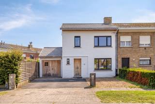 <p>Deze mooie, instapklare woning is gelegen aan de Sint-Sebastiaanslaan, een rustige straat nabij het centrum van Izegem en biedt een ideale kans voor zowel starters als families die op zoek zijn naar hun nieuwe thuis.<br /><br />De woning werd in <strong>2024 volledig vernieuwd</strong> en is onmiddellijk <strong>instapklaar</strong>.<br />De voorgevel werd mooi vernieuwd, de ramen, deuren en de garagepoort zijn vernieuwd, nieuwe keuken, nieuwe badkamer, warmtepomp voor verwarming, interieur, noem maar op.<br /><br />De gezellige ommuurde stadstuin is zeer onderhoudsvriendelijk en voorzien van een terras met kunstgras. <br /><br /><strong>Technische aspecten:</strong><br />- hoogrendementsbeglazing<br />- dakisolatie, muurisolatie<br />- vernieuwd dak = geen asbest<br />- warmtepomp<br />- conforme elektriciteit<br /><br />Door de <strong>energetische renovatie</strong> geniet de woning van een <strong>energielabel B (185 kWh/m² jaar)</strong>.<br /> </p>

<p>De woning is gelegen in een zeer rustige woonwijk op enkele minuten van het centrum van Izegem.<br />Alle voorzieningen, voedingswinkels, horeca zijn binnen een straal van 3km bereikbaar.<br />Er is eveneens een goede verbinding met de E403 Kortrijk- Brugge. <br /><br />Bij interesse in deze woning, aarzel niet contact met ons op te nemen op <strong>051/201.400 of info@dicasa.be</strong></p>