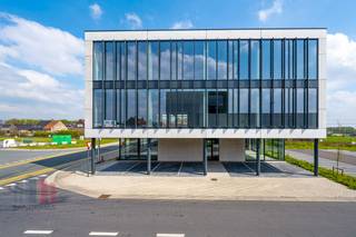 Fantastisch gelegen nieuwbouw kantoren met een oppervlakte van 309 m² te huur (en te koop) nabij de N36 te Lendelede.De lichtrijke kantoorruimte...