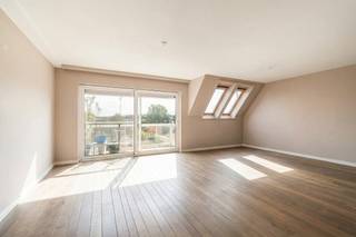 <p><strong>Instapklaar appartement met terras en eigen staanplaats in Waregem</strong></p>

<p>Op zoek naar een comfortabel en instapklaar appartement op een centrale ligging in Waregem? Het appartement beschikt over <strong>een eigen badkamer bij elke slaapkamer</strong>.</p>

<p>Daarnaast beschikt het appartement over een <strong>privékelderberging en een eigen staanplaats</strong>. Dankzij de centrale ligging bevinden het centrum, winkels, scholen en andere voorzieningen zich op korte afstand.</p>

<p>Een ideale combinatie van <strong>comfort, praktische voorzieningen en een centrale ligging</strong>.</p>
Indeling

<ul><li><strong>Leefruimte:</strong> inkomhal met toegang tot een ruime en lichtrijke living met eetplaats en open keuken, ook plaats voor bureau of extra ruimte</li><li><strong>Nachtgedeelte:</strong> twee slaapkamers, elk met een eigen badkamer (douche, bad en lavabo's)</li><li><strong>Buiten:</strong> ruim terras</li><li><strong>Parking:</strong> eigen staanplaats en ruime kelderberging. Een garagebox kan optioneel worden bijgekocht voor € 25.000.</li></ul>
Troeven

<ul><li>Instapklaar</li><li>Ruim terras</li><li>EPC-label B</li><li>Eigen staanplaats in het centrum van Waregem</li><li>Twee slaapkamers, elk met een eigen badkamer</li><li>Optie om een garagebox bij te kopen voor € 25.000</li></ul>
<strong>Interesse of een bezoek plannen?</strong> Contacteer Sofie Bossuyt van ERA Bossuyt via 0474 22 21 82 of sofie@immobossuyt.be.