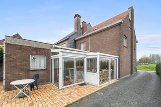 [[ DIT PAND NEEMT DEEL AAN DE ERA OPEN HUIZEN DAG OP 6/12 VAN 13:00 TOT 14:00 ]]
<p>Te koop: ruime halfopen woning in de Lindestraat, Dendermonde, met een prachtige tuin en vrij uitzicht over de velden.<br /><br />Deze woning ligt in een rustige omgeving, maar toch dicht bij alle voorzieningen en invalswegen. De grote tuin van 1990 m² biedt volop ruimte om te genieten van het buitenleven, met een groen panorama dat rust en privacy garandeert. Binnen vindt u ruime kamers en een zolder met potentieel voor een extra grote kamer, ideaal voor wie meer leefruimte zoekt.<br /><br />Belangrijkste ruimtes:<br />• Living (31 m²) met open haard en veel lichtinval<br />• Keuken (14 m²) met directe toegang tot de tuin<br />• 3 slaapkamers (11 m², 9 m², en een derde op zolder mogelijk)<br />• Badkamer (7 m²) met ligbad, toilet en enkelvoudige spoelbak<br />• Veranda (13 m²) voor extra leefruimte<br />• Garage (19 m²) met kantelpoort<br />• Wasplaats (8 m²) met aansluitingen voor wasmachine en droogkast<br />• Kelder (14 m²) met technische ruimte<br />• Twee bergingen (5 m² en 20 m²)<br /><br />Troeven:<br />• Rustige locatie maar toch dichtbij alles<br />• Zeer ruime tuin met prachtig uitzicht over de velden<br />• Ruime kamers en zolder met uitbreidingspotentieel<br /><br />Neem vandaag nog contact op met je ERA-makelaar voor een bezoek.<br />JOUW DROOMHUIS. ZO GEVONDEN!</p>