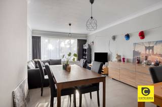 <p><span>Appartement de 3 chambres avec terrasse, rénové</span><span>avec</span><span>goût !</span><span><br />Ce magnifique appartement vient d'être rénové avec beaucoup de soin, dans le respect de la qualité et du bon goût. Ce véritable petit bijou de pas moins de 106 m² est situé au 2e étage d'un immeuble à petite échelle et bien entretenu, bénéficiant d'un emplacement central. L'appartement bénéficie d'un bon CPE, d'une installation électrique conforme, est exempt d'amiante et est disponible immédiatement. Idéal pour y vivre soi-même, mais également un excellent investissement ! Grâce à cet emplacement exceptionnel, vous profiterez non seulement d'une accessibilité optimale, mais aussi de quelques oasis de verdure et de calme à proximité immédiate. Le Bist à Wirlijk, la Fruithoflaan à Berchem ainsi que divers commerces, écoles et hôpitaux sont également à proximité. Ne manquez surtout pas cette belle opportunité !</span><span><br /><br />Hall d'entrée, pièce à vivre, cuisine & t débarras :</span></p><p><span>Dans le hall d’entrée équipé d’un vidéophone, le regard est immédiatement attiré par le magnifique parquet qui recouvre la quasi-totalité de l’appartement. Vous y trouverez également une grande armoire encastrée offrant un espace de rangement supplémentaire, mais qui abrite surtout les branchements pour votre lave-linge et votre sèche-linge, ce qui vous permet en quelque sorte de disposer d’une buanderie séparée. Le vaste espace de vie est baigné de lumière naturelle, ce qui accentue encore davantage la sensation d’espace, et est équipé d’un volet roulant. La cuisine ouverte s’intègre harmonieusement au salon, offre de nombreux plans de travail et "soft-close" de l’espace de rangement et est équipée d’appareils électroménagers de qualité bénéficiant encore de plusieurs années de garantie (plaque à induction, hotte aspirante, lave-vaisselle, four, réfrigérateur, congélateur).#</span><span>NewLine#<br />Véranda, chambres, salle de bains :</span><span><br />À l'arrière du bâtiment, encore plus calme, vous trouverez 3 chambres à part entière (environ 8,5, 9,5 et 14 m²) avec vue sur la terrasse. Votre repos et votre intimité sont toujours garantis. Les deux plus petites chambres se prêtent également parfaitement à l’installation d’un lit associé à une armoire. La salle de bains moderne et facile d’entretien comprend une douche à l’italienne/à effet pluie, un meuble-lavabo tendance, un miroir avec éclairage LED intégré, un radiateur sèche-serviettes et une ventilation mécanique. Les toilettes sont séparées.</span><span><br /><br />Cour intérieure, cave & garage :</span><span><br />Depuis la spacieuse chambre parentale, vous accédez à la terrasse conviviale dotée d’un débarras. L'endroit idéal pour prendre votre café et votre petit-déjeuner le matin, déguster un apéritif pétillant après une journée bien remplie ou organiser un barbecue convivial en famille ou entre amis. Si vous le souhaitez, vous avez la possibilité d’acquérir un garage en surface dans la Gemzenstraat toute proche (€ 32 000).</span></p><p><span><br />Atouts supplémentaires :</span></p><p><span>- Mobiscore 8,8/10</span></p><p><span>- 106 m² (cf. PEB)</span></p><p><span>- PEB B<br />- Vitrage à haut rendement</span></p><p><span>- Isolation du toit : 9 cm de PUR</span></p><p><span>- Installation électrique conforme</span></p><p><span>- Sans amiante</span></p><p><span>- Compteurs individuels hors eau (pas de charges mensuelles)</span></p><p><span>- Terrasse</span></p><p><span>- Luminaires inclus</span></p><p><span> </span></p>