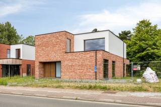 Op een zeer vlot bereikbare locatie, in de randgemeente Hofstade, treft u deze mogelijk energieneutrale(!!!) nieuwbouwwoning. Deze woning wordt u casco aangeboden en wacht nog op haar eindafwerking te financieren door de koper. Wat kan deze woning zo energiezuinig maken? : overal vloerverwarming(geen radiat. waardoor de ruimten optimaal kunnen gebruikt worden), warmtepomp, zonnepanelen, hoog rendementsglas, super isolatie muren en dak, E-peil lager dan 0 = eerste 5 jaar vrijgesteld van onroerende voorheffing.
Deze woning met zeer veel lichtinval door haar grote raampartijen en aandacht voor kwaliteit tot wonen is als volgt ingedeeld: gelijkvloers: zeer ruime inkomhal met toilet en berging, ruime leefruimte (89m²) met open keuken met zicht en toegang tot de tuin met groen zicht. - verdieping: nachthal, afzonderlijk toilet, waslokaal, 3 slaapkamers (1 met dressing) en badkamer. met mogelijkheid tot douche, afzonderlijk bad en dubbele lavabo. Vooraan de woning worden 2 parkeerplaatsen voorzien met de mogelijkheid tot een laadpaal. De prijs omvat de woning casco afgewerkt. Kortom een woning zonder zorgen waar thuiskomen een verademing is. Benieuwd naar deze opportuniteit? Contacteer ons voor verdere informatie en een bezoek ter plaatse via affligem@immoaccenta.be