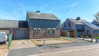 <p>Bij ImmoFusion 7/7 “open huis” : klik op onze 3D-TOUR. Ervaar vastgoed alsof je er zelf doorloopt!<br /><br /></p>
<p>Gelegen in een rustige en aangename straat in Houthalen, vindt u deze volledig gerenoveerde halfopen bebouwing. De woning werd met oog voor kwaliteit en comfort aangepakt en beschikt onder andere over driedubbele beglazing, een zonneboiler en duurzame materialen voor zowel deuren als vloeren. Dit zorgt niet alleen voor een moderne uitstraling, maar ook voor een energiezuinig en aangenaam woonklimaat.<br /><br /></p>
<p>Buiten geniet u van een gezellige en verzorgde tuin met terras, ideaal om te ontspannen of om gasten te ontvangen. De ligging is bovendien een grote troef: winkels, supermarkten, openbaar vervoer en de autostrade bevinden zich op korte afstand. Ook het levendige centrum van Houthalen, met zijn leuke eetgelegenheden en horecazaken, is gemakkelijk bereikbaar te voet of met de fiets.<br /><br /></p>
<p>Binnenin biedt de woning een praktische en doordachte indeling. De ruime leefruimte geniet van veel natuurlijke lichtinval en sluit naadloos aan op de keuken. Aansluitend is er een extra zitruimte, die eveneens toegang geeft tot het terras. Op het gelijkvloers vindt u daarnaast een apart toilet en een ruime, verzorgde garage.<br /><br /></p>
<p>Op de verdieping bevinden zich 3 volwaardige slaapkamers en een badkamer uitgerust met een ligbad en een tweede toilet.<br /><br /></p>
<p>Kortom, een instapklare woning die comfort, ruimte en een uitstekende ligging combineert.<br /><br /><span>Maatregelen opgenomen in het Maatregelenregister: nee</span></p>
<p>Voor een bezichtiging ter plaatse of meer info, bel ons op 078/78.78.70, of kom gewoon binnen op ons kantoor, steeds welkom!</p>