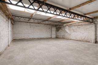 Deze ruime woning is gelegen op de Gentseweg in Sint Eloois Vijve. Voor de deur vind je meerdere parkingplaatsen en er is een uitweg achteraan...