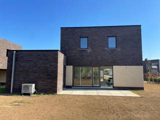 <p><span>Deze knappe nieuwbouw woning (open bebouwing) is erg rustig en mooi gelegen nabij Landen, in het centrum van Neerwinden, vlakbij het treinstation (op 100 meter en toch geen geluid) en met goede verbinding richting E40. Er is een bakker, school en apotheek om de hoek en aan de kinderen wordt er ook gedacht: er is een gemeenschappelijke speelzone voorzien op de verkaveling met ook nog een gezamenlijke tuinberging en fietsenstalling. De woning is werkelijk instapklaar. meubeltjes neer zetten en u bent vertrokken! Ze heeft een ruime living met open keuken en daaraan een grote berging die ook vanuit de carport toegankelijk is (voor fiets evt.). Op de inkomhal is er een toilet. Boven zijn er 3 ruime kamers en badkamer met inloopdouche, toilet en dubbel lavabomeubel. De tuin is net groot genoeg om er alle genot van te hebben en er toch geen slaaf van te worden. De woning is zeer goed geïsoleerd, heeft driedubbel glas, vloerverwarming op warmtepomp en zonnepanelen. Topwoning op Toplocatie!</span></p><p><span>We hebben ook nog 4 woningen in de aanbieding die nu geplakt en gechapt zijn en waar de afwerking nog gekozen worden, mocht deze afwerking uw stijl niet zijn.</span></p>