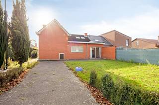 Aan de Sint-Truidersteenweg 484 in Hoepertingen vinden we deze ruime woning terug op een aangenaam perceel van 6are30. De ligging is ideaal:...