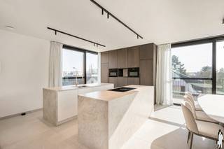 <p><strong>TE HUUR: Exclusieve penthouse met ruim zonneterras en parkeerplaatsen in centrum Haacht.</strong></p>
<p><strong>Modern wonen met licht, ruimte en comfort:</strong></p>
<p>Ontdek deze exclusieve penthouse in de recente residentie aan de Goltfuslaan 33 bus 201 te Haacht. <br />Dit stijlvolle appartement combineert moderne architectuur, hoogwaardige afwerking en een uitzonderlijke lichtinval dankzij de grote raampartijen (allen voorzien van automatische zonnewering en vliegenramen) en het ruime zonneterras.</p>
<p>Gelegen op de bovenste verdieping geniet u hier van open zichten, maximale privacy en een aangenaam wooncomfort.<br />€150 per maand vaste kosten huurder (gemeenschappelijk lasten).</p>
<p><strong>Kenmerken:</strong></p>
<ul>
<li>
<p>Bewoonbare oppervlakte: 147 m²</p>
</li>
<li>
<p>Ruim zonneterras met open zicht</p>
</li>
<li>
<p>1 ruime slaapkamer met dressing + extra slaapkamer nu ingedeeld als dressing</p>
</li>
<li>
<p>Badkamer met inloopdouche en dubbele wastafel</p>
</li>
<li>
<p>1 autostaanplaats + 1 kelderberging in de ondergrondse garage</p>
</li>
</ul>
<p><strong>Indeling:</strong></p>
<p>De leefruimte met open keuken vormt het hart van het appartement. Grote schuiframen voorzien van vliegenramen zorgen voor een overvloed aan natuurlijk licht en een directe verbinding met het terras.</p>
<p>De keuken met kookeiland is afgewerkt met hoogwaardige materialen en uitgerust met geïntegreerde toestellen, wat zorgt voor een moderne en tijdloze uitstraling.</p>
<p>De slaapkamer met mogelijkheid tot dressing biedt een rustige plek om te ontspannen. De badkamer is ingericht met een ruime inloopdouche en dubbele wastafel.</p>
<p><strong>Terras:</strong></p>
<p>Het ruime zonneterras vormt een absolute troef en biedt voldoende plaats voor een loungehoek of eettafel, ideaal om te genieten van de zon en het open uitzicht.</p>
<p><strong>Comfort:</strong></p>
<ul>
<li>
<p>Energiezuinig appartement</p>
</li>
<li>
<p>Grote raampartijen voor maximale lichtinval</p>
</li>
<li>
<p>Airconditioning aanwezig</p>
</li>
<li>
<p>Lift in het gebouw</p>
</li>
<li>
<p>Ondergrondse garage met 1 privatieve autostaanplaats en individuele kelderberging</p>
</li>
</ul>
<p><strong>Ligging:</strong></p>
<p>Rustig gelegen aan de Goltfuslaan in Haacht, vlakbij winkels, scholen en openbaar vervoer. Dankzij de vlotte verbinding bereikt u snel Leuven, Mechelen en Brussel.</p>