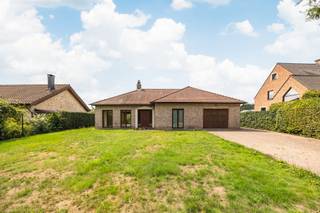 Te renoveren villa op 2002m² op toplocatie in Schilde. Deze charmante villa is een unieke kans om te genieten van een perfecte combinatie van...