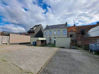 Op zoek naar een investering? <br /><br />In een kleinschalige residentie op een toplocatie bevindt zich dit volledig gerenoveerde appartement. Met een bewoonbare oppervlakte van 82 m² werd deze woning afgewerkt met duurzame en kwalitatieve materialen, wat zorgt voor een moderne en comfortabele woonbeleving.<br /><br /><strong>Momenteel is het appartement verhuurd via het Sociaal Verhuurkantoor (SVK) tot en met 21 augustus 2029. Dit garandeert een stabiele en langdurige huuropbrengst. Bovendien staat het SVK in voor het dagelijks beheer, onderhoud en eventuele herstellingen, volledig conform het Vlaams Woninghuurdecreet – een zorgeloze investering dus.</strong><br /><br />Het appartement beschikt over een gunstige EPC-score van C.<br /><br />Een bijkomende troef is de aanwezigheid van meerdere parkeerplaatsen achteraan het gebouw. Daarnaast geniet het pand van een centrale ligging met vlotte verbindingen en een directe nabijheid van winkels, scholen en openbaar vervoer.<br /><br />Aarzel niet om deze uitzonderlijke investeringskans te ontdekken. Contacteer ons vrijblijvend voor meer informatie of een bezoek. Wij begeleiden u graag met de glimlach in uw zoektocht naar het ideale investerings- of commercieel pand. Tel. 051 62 40 40