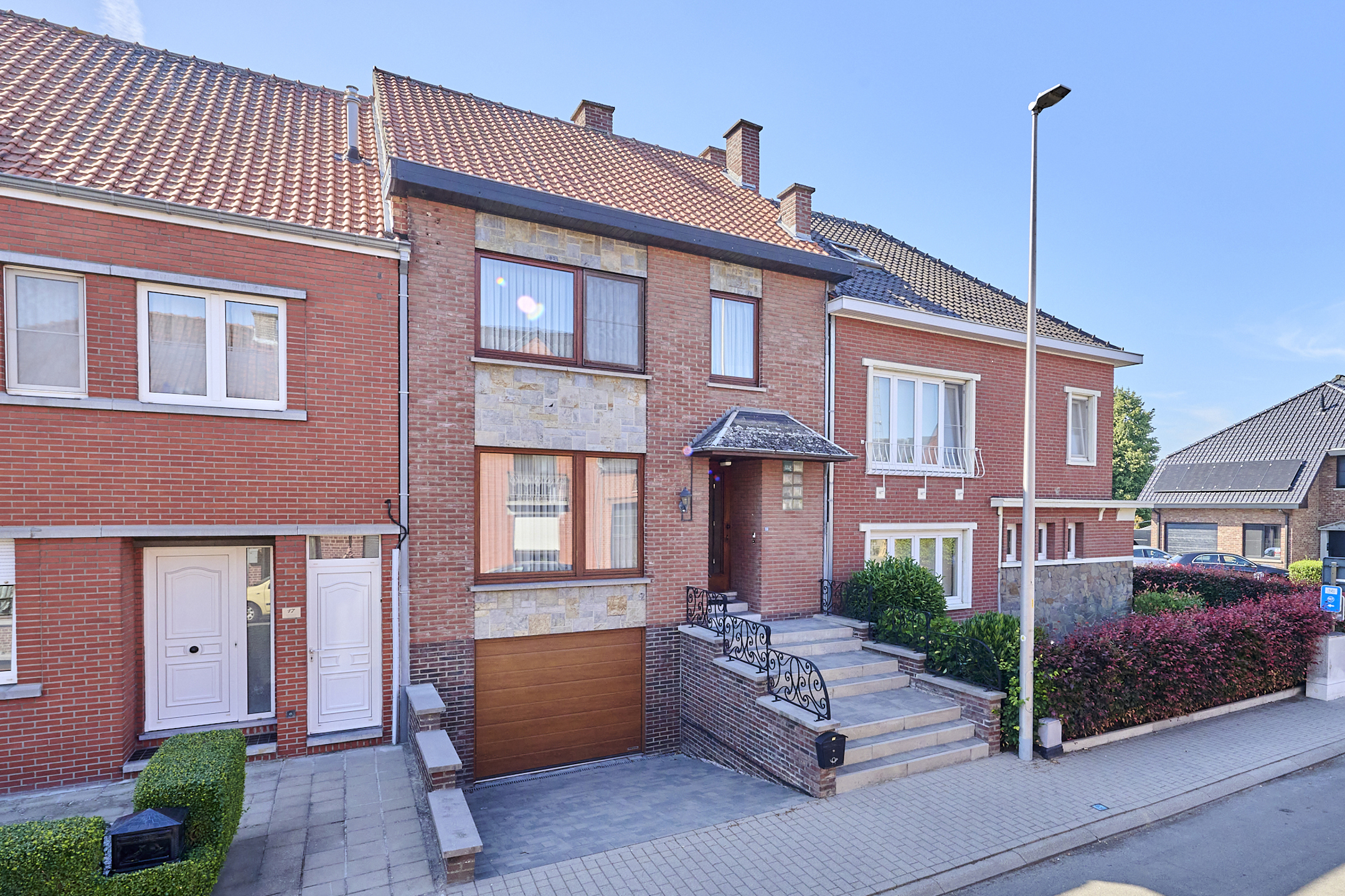 Goed onderhouden rijwoning op toplocatie met parking - foto 1