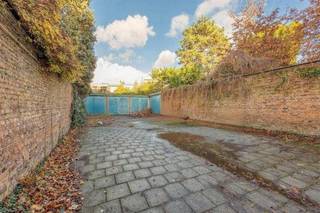 <p><span> </span></p><p><span>Ruime, afgesloten garagebox op een gunstige locatie.</span><span> </span></p><p><span> </span></p><p><span>Deze bovengrondse garagebox biedt een veilige en handige oplossing voor het parkeren van uw voertuig. De garagebox is gelegen achterliggend het gebouw aan de Jozef Verbovenlei 128 en kent een breedte van 2,4 m en een diepte van 7.5 m. De totale oppervlakte van een garagebox is 18m², wat ruim is voor de meeste boxen.  Ideaal als je in deze buurt woont of werkt, gedaan met de parkeerstress!</span></p><p><span> </span></p><p><span>Je rijdt binnen via de algemene inrit waar je achteraan de garageboxen terugvindt. Hier heeft u plek genoeg om met uw wagen eenvoudig te manoeuvreren om vervolgens uw auto veilig in uw garagebox te parkeren.   De garagebox is voorzien van een handmatige poort.</span></p><p><span> </span></p><p><span>Ook is het een prima investering, gezien de parkeermogelijkheden in deze buurt steeds kleiner worden.</span></p><p><span> </span></p><p><span> </span></p>