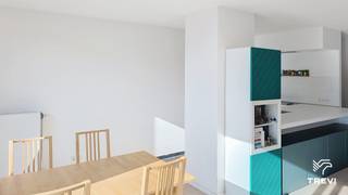 <p><b><span>SCHAARBEEK – Ideaal gelegen in de gegeerde mediawijk, in de directe nabijheid van winkels, uitvalswegen en openbaar vervoer, lichtrijk appartement van ±105m² bewoonbare oppervlakte gelegen op de 3e verdieping. Het appartement bestaat uit een inkomhal met apart toilet en vestiaire, een ruime woonkamer van ±36m² met toegang tot een aangenaam oost-georiënteerd terras van ±7m², en een open ingerichte leefkeuken (oven, kookplaat, dampkap, koelkast/vriezer, aansluiting voor vaatwasser) met toegang tot een wasruimte. De nachthal leidt naar een eerste slaapkamer van ±14,5m², een tweede slaapkamer van ±9,5m² die eveneens toegang biedt tot het terras van ±7m², een bureau van ±7m² met een eigen klein terras van ±2m², een douchekamer (douche, wastafel) en een badkamer (bad, wastafel). Kelder en parking inbegrepen in de huurprijs. Lasten van € 200/maand bestaande uit een vaste kost van € 100/maand (gemeenschappelijke delen) en een provisie van € 100/maand (warm water, verwarming). EPC B+! Beschikbaar vanaf 01/01/2027. Afmetingen worden ter indicatie gegeven.</span></b></p>
<p><span> </span></p>
<p><u><span>Op de 3e verdieping:</span></u></p>
<ul>
<li>Inkomhal met apart toilet en vestiaire</li>
<li><span>Woonkamer van ±36m² (4,89 x 7,4) met toegang tot oost-georiënteerd terras van ±7m²</span></li>
<li><span>Open leefkeuken ingericht (oven, kookplaat, dampkap, koelkast/vriezer, aansluiting vaatwasser) met toegang tot wasruimte</span></li>
<li>Nachthal</li>
<li>Slaapkamer van ±14,5m² (4 x 3,58)</li>
<li><span>Slaapkamer van ±9,5m² (2,4 x 3,86) met toegang tot terras van ±7m²</span></li>
<li><span>Bureau van ±7m² (3,3 x 2,1) met terras van ±2m²</span></li>
<li>Douchekamer (douche, wastafel)</li>
<li>Badkamer (bad, wastafel)</li>
</ul>
<p></p>
<p>Kelder nr. 35</p>
<p><span>Parking nr. 15 inbegrepen in de huurprijs</span></p>
<p><span> </span></p>
<p><span>Lasten van € 200/maand waarvan vaste kost van € 100/maand (gemeenschappelijke delen) & provisie van € 100/maand (warm water, verwarming)</span></p>
<p><span> </span></p>
<p><span>EPC B+.</span></p>
<p><span> </span></p>
<p><span>Beschikbaar vanaf 01/01/2027.</span></p>
<p><span> </span></p>
<p><span>Afmetingen worden ter indicatie gegeven.</span></p>