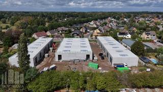 Kwaliteitsvolle nieuwbouw KMO-unit met een oppervlakte van 126 m². De unit maakt deel uit van een nieuw KMO-project "<strong>Saros-park</strong>" bestaande uit 25 KMO-units te koop met oppervlaktes tussen 90 m² en 184 m² (eventueel samen te voegen tot grotere entiteiten), het park biedt een moderne en duurzame infrastructuur.<br /><br />De ruimte wordt opgebouwd uit een staalconstructie, in combinatie met een betonplint en geïsoleerde sandwichpanelen. De loodsen zijn toegankelijk via een automatische sectionale poort met afzonderlijke toegangsdeur. Daarnaast is elke unit uitgerust met lichtstraten en een rookluik, polybetonvloer en een geïsoleerd dak. Bij elke unit is tevens <strong>parking </strong>voorzien en de mogelijkheid om extra parkeerplaats aan te kopen.<br /><br />Ideaal voor <strong>opslag, atelier of kleine productie</strong>. Verwachte oplevering Q4 2026. <strong>Reeds 80% verkocht!</strong><br /><br />Heeft u interesse of wenst u graag meer details over dit aanbod? Neem contact op met Gill voor meer info, plannen en lastenboek via het nummer 09 219 90 30.