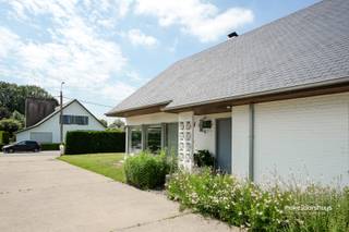 Deze praktische bungalow (met ingerichte zolder) in Berlare gelegen op een perceel van 858m² is een ideale woning voor wie op zoek is naar ruimte, comfort en privacy. De woning, gebouwd in 1971 en heeft een bewoonbare oppervlakte van 194m².<br /><br />Het interieur van de woning is ruim en licht, met grote ramen die zorgen voor veel natuurlijk lichtinval. De woonkamer is gezellig ingericht, wat zorgt voor een warme en uitnodigende sfeer. De keuken is volledig uitgerust met moderne apparatuur en biedt voldoende ruimte om te koken en te genieten van maaltijden. Er zijn in totaal 3 slaapkamers, wat de woning ideaal maakt voor een gezin. Boven is er een 4de hobby/leefruimte met open haard wat het wel uniek maakt. <br /><br />De tuin rondom de woning is goed onderhouden en biedt veel ruimte om te ontspannen. Er is ook een terras waar je in de zomermaanden heerlijk kunt genieten van een barbecue of gewoon kunt relaxen.<br /><br />Indeling; binnengekomen; ruime inkomhal, living ruimte met open keuken, bureauruimte nabij de living, ruime badkamer met wasruimte en 3 slaapkamers met de mogelijkheid om een 2de badkamer te voorzien. Boven een fantastische open ruimte die kan dienen als hobbyruimte, extra living of 4de slaapkamer. <br /><br />Voor meer informatie -> xavier@@makelaarshuys.be / 0468 31 17 51