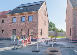 <span>Deze energiezuinige nieuwbouwwoning in </span><strong>eerste gebruik</strong><span> is rustig gelegen in Gijzegem. De </span><strong>halfopen bebouwing</strong><span> werd opgetrokken in een moderne, hedendaagse architectuur met bijzondere aandacht voor ruimtegevoel, wooncomfort en natuurlijke lichtinval.</span><br /><span>Bij het betreden van de woning komt u in de inkomhal met gastentoilet. Vervolgens bereikt u de lichtrijke leefruimte met open, volledig uitgeruste keuken. Dankzij de grote raampartijen geniet u hier van een aangenaam zicht op de tuin en het terras. Verder beschikt de woning over een praktische berging. Naast de woning bevindt zich een private oprit; een carport wordt nog geplaatst. Op de eerste verdieping bevinden zich </span><strong>drie slaapkamers</strong><span>, een aparte toiletruimte en een comfortabele badkamer uitgerust met ligbad en douche. Via een vaste trap bereikt u de tweede verdieping, waar zich nog een ruime </span><strong>polyvalente kamer</strong><span> bevindt die perfect kan dienen als vierde slaapkamer, bureau of hobbyruimte. Dankzij de warmtepomp, zonnepanelen en uitstekende energieprestaties geniet u van een bijzonder </span><strong>energiezuinige woning</strong><span> met lage energiekosten en optimaal wooncomfort. De aanleg van het gazon, de buitenberging en de laatste schilderwerken worden nog afgewerkt, zodat de woning volledig instapklaar wordt opgeleverd.</span>