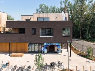Voor verdere info of een vrijblijvende waardebepaling van uw eigendom: stephanie.mottie@homixx.be of 016 84 96 84<br /><br />Welkom in residentie Ter Hoght, waar luxe, comfort en energiezuinig wonen naadloos samenkomen. Dit indrukwekkende nieuwbouwappartement werd opgeleverd in mei 2026 en voldoet aan de allerstrengste energienormen met een uitzonderlijke E-peil van minder dan 10. Bij Homixx Vastgoed, uw professionele vastgoedpartner, houden we ervan om u volledig te ontzorgen; deze unieke woonst is dan ook volledig instapklaar en met het oog op detail hoogwaardig afgewerkt.<br /><br />Licht en een optimaal ruimtegevoel staan centraal in de ruime leefruimte, die harmonieus overvloeit in een moderne, open en hoogwaardig afgewerkte keuken. Grote glaspartijen zorgen voor een ruimtelijk en lichtrijk gevoel. Op het overdekte terras kan u heerlijk genieten van alle rust en privacy. <br /><br />Het appartement beschikt over twee slaapkamers. De mooie badkamer straalt pure luxe uit en is voorzien van een royale inloopdouche en dubbele lavabo's, overigens ideaal aangevuld met een apart toilet. Verder is er nog een praktische berging/technische ruimte voorzien.<br />Bovendien heb je zowel vanuit de leefruimte als de eerste slaapkamer toegang tot het terras!<br /><br />Op vlak van technieken is dit pand volledig klaar voor de toekomst. Een lucht-water warmtepomp, een modern ventilatiesysteem, een snelle internetkabel in glasvezel en maar liefst 6 individuele zonnepanelen zorgen ervoor dat uw verbruik tot een absoluut minimum wordt beperkt. Tot slot beschikt u over een handige kelderberging en een ondergrondse vaste staanplaats. Een zeldzame opportuniteit voor wie op zoek is naar modern wooncomfort op een toplocatie.<br /><br />Het appartement is bovendien onmiddellijk beschikbaar!<br />De maandelijkse huurprijs bedraagt 1.150 EUR + 80 EUR gemeenschappelijke kosten = 1.230 EUR<br /><br />Ontdek snel dit pareltje in centrum Haacht en maak je afspraak via stephanie.mottie@homixx.be of 016 199 348