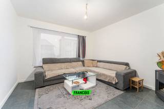 In de Frère-Orbanstraat 162 te Oostende vinden we dit stijlvol gerenoveerde appartement op de tweede verdieping, met een gunstig EPC-label C – een energiezuinige en instapklare woonoplossing zonder zorgen.<br /><br />Het appartement verwelkomt je met een ruime, lichtrijke leefruimte, ingedeeld in een gezellige zitruimte en een aangename eetruimte, die mooi aansluit op de volledig uitgeruste keuken. De moderne afwerking en slimme indeling creëren een warme, comfortabele sfeer waar je je meteen thuis voelt.<br /><br />Verder beschikt het appartement over een apart toilet, een net afgewerkte badkamer met douche, en twee aangename slaapkamers die zowel als slaap-, werk- of hobbykamer kunnen dienen.<br /><br />Met zijn centrale ligging, kwalitatieve renovatie en energiezuinig karakter is dit appartement de ideale keuze voor wie zorgeloos wil wonen in Oostende, of op zoek is naar een interessante investeringsopportuniteit.<br /><br />