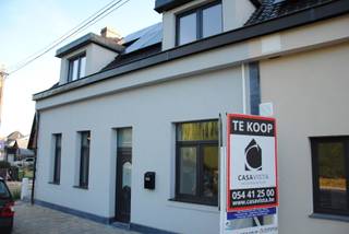 Droom je van een woning waar je meteen de verhuiswagen kunt uitladen zonder renovatiestress? Dan zal deze charmante en volledig vernieuwde woning in Geraardsbergen je ongetwijfeld verrassen.

Achter de verzorgde gevel schuilt een hedendaagse woning waar comfort, licht en energiezuinigheid perfect samenkomen. De lichtrijke leefruimte vormt het hart van de woning en sluit naadloos aan op het terras en de tuin. Dankzij de grote raampartijen geniet je hier de hele dag van een aangenaam ruimtegevoel en een mooie connectie met buiten.

Met een bewoonbare oppervlakte van 113 m² op een perceel van 469 m² biedt deze woning alles wat een starter, jong gezin of investeerder zoekt: een praktische indeling, twee volwaardige slaapkamers, een gezellige buitenruimte en vooral een uitstekende energieprestatie. Het EPC-label A, de aanwezige zonnepanelen, de condenserende gasketel en de conforme elektriciteit zorgen bovendien voor een energiezuinige en toekomstgerichte woning.

De stijlvolle afwerking met antraciete tegelvloeren, modern schrijnwerk en een neutraal kleurenpalet zorgt ervoor dat je deze woning moeiteloos naar jouw eigen smaak kunt inrichten. De onderhoudsvriendelijke tuin en het terras maken het plaatje compleet en bieden een heerlijke plek om te genieten van zonnige dagen.

Troeven op een rij: ✔ EPC-label A (96 kWh/m² jaar)
 ✔ Zonnepanelen aanwezig
 ✔ Conforme elektrische installatie
 ✔ Conforme gasinstallatie
 ✔ Asbestveilig
 ✔ 2 slaapkamers
 ✔ Perceel van 469 m²
 ✔ Terras en tuin
 ✔ Instapklaar en energiezuinig wonen
 ✔ Centrale verwarming met condenserende gasketel op aardgas

Ben je op zoek naar een woning waar hedendaags wooncomfort en energiezuinigheid hand in hand gaan? Dan is dit pand absoluut een bezoek waard!

Contacteer CasaVista Vastgoedkantoor en ontdek deze topper tijdens een bezoek ter plaatse!