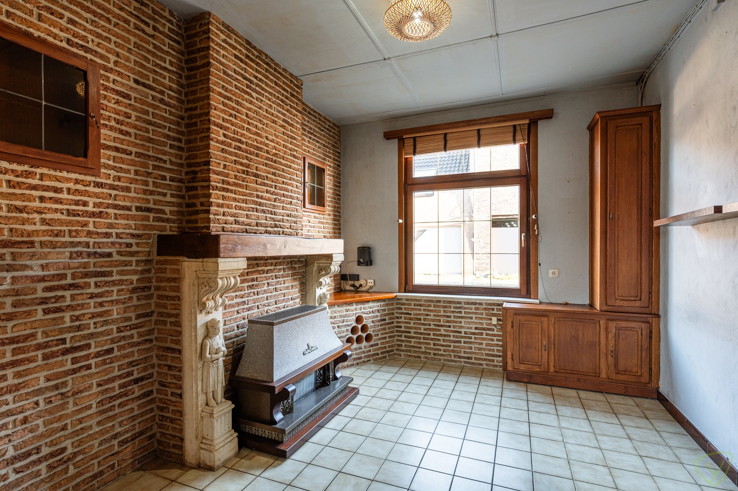 Charmante gesloten bebouwing met ruime tuin en renovatiepotentieel - foto 3