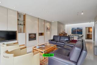 Kopen aan €10.000 onder de geschatte waarde? Dat is dé kans om meer te doen met jouw budget. Nieuwe keuken? Warmtepomp met cooling vibes? You name it! Jij maakt hiervan jouw thuis.<br /><br />Dit gelijkvloers duplexappartement combineert het comfort van wonen op het gelijkvloers met de ruimte van een volwaardige woning. De doordachte indeling en de gunstige ligging maken van deze eigendom een ideale keuze voor wie op zoek is naar een praktische en veelzijdige woonoplossing.<br /><br />De woonst beschikt over een gezellige leefruimte met veel lichtinval, een volledig ingerichte keuken en een apart gastentoilet. Daarnaast vind je op het gelijkvloers ook een bureau – perfect voor wie van thuis uit werkt – een inkomhal met vestiaire en een praktische wasplaats die extra comfort biedt.<br /><br />Op de eerste verdieping bevinden zich drie ruime slaapkamers, een badkamer en een overloop die zorgt voor een vlotte verbinding tussen de verschillende ruimtes. Extra bergruimte is er op de ruime zolder, ideaal voor opslag of hobby’s. Bovendien beschikt het appartement over een garage, wat zorgt voor veilig parkeren of extra stockageruimte.<br /><br />Achteraan is er een grote tuin met een aangelegd terras, waar het heerlijk vertoeven is. Dankzij de zijdelingse doorgang langs de straat, is de tuin bovendien gemakkelijk bereikbaar.<br /><br />Neem contact op met Louis Van Zele van Immo Francois Meetjesland voor meer informatie of een bezoek.<br /><br />