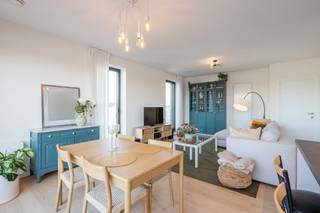 <p><strong>Modern en ruim appartement (2021) met 3 slaapkamers en zonneterras te Muizen.</strong></p>
<p><strong>BEKIJK ZEKER ONZE (VIRTUELE) GRONDPLANNEN EN ATTESTEN VOOR DE INDELING EN EXTRA INFORMATIE.</strong></p>
<p>Op zoek naar een recent en energiezuinig appartement met een lift, waar ruimte, licht en comfort samenkomen? Dit instapklare appartement in de Frans Stormsstraat te Muizen combineert drie slaapkamers met een zuidwestgericht terras en een uitstekende energieprestatie.</p>
<p>Het appartement bevindt zich op de derde verdieping van een residentie uit 2021 en beschikt over circa 120 m² bewoonbare oppervlakte. De lichtrijke leefruimte met open keuken sluit aan op het terras van circa 18 m². Drie slaapkamers, een volledig uitgeruste keuken/badkamer en praktische berg- en wasruimte zorgen voor een comfortabele, functionele indeling.</p>
<p>Dankzij EPC-label A, ventilatiesysteem D en airconditioning in de leefruimte en hoofdslaapkamer is het hier bovendien bijzonder comfortabel wonen. Een autostaanplaats in de garage met laadpaal maakt het plaatje compleet.</p>
<p>Ook de ligging is een troef: in Muizen woont u in een aangename woonomgeving, op korte afstand van Mechelen en met winkels, openbaar vervoer en belangrijke verbindingswegen in de omgeving. Zo combineert u een rustige thuisbasis met een vlotte bereikbaarheid naar Mechelen, Brussel, Leuven en Antwerpen</p>
<p><strong>ALGEMENE KENMERKEN</strong></p>
<ul>
<li>Recent en instapklaar appartement uit 2021</li>
<li>Ca. 120 m² woonruimte en een lichtrijke open leefruimte</li>
<li>3 slaapkamers en een praktische indeling</li>
<li>Zuidwestgericht terras van ca. 18 m² met namiddag- en avondzon</li>
<li>Gelegen op de derde verdieping – Lift aanwezig</li>
<li>Gunstige ligging in Muizen, nabij Mechelen</li>
<li>Uitstekende energieprestatie: EPC-label A</li>
<li>Inbegrepen - Ondergrondse autostaanplaats met laadpaal</li>
</ul>
<p><strong>TECHNISCHE KENMERKEN</strong></p>
<ul>
<li>EPC-label A – (89 kWh/m²/jaar)</li>
<li>Elektrische installatie conform het AREI</li>
<li>Ventilatiesysteem D</li>
<li>Airconditioning in leefruimte en hoofdslaapkamer</li>
<li>Aluminium schrijnwerk met dubbel hoogrendementsglas</li>
<li>Vliegenramen in leefruimte, hoofdslaapkamer en bureau</li>
<li>Gemeenschappelijke regenwaterput – Aangesloten op de WC’s</li>
</ul>
<p><strong>INDELING</strong></p>
<p><u>Derde verdieping</u></p>
<ul>
<li>Inkomhal en nachthal</li>
<li>Lichtrijke woonkamer met volledig uitgeruste open keuken en aparte berging</li>
<li>Zuidwestgericht terras</li>
<li>Drie slaapkamers</li>
<li>Badkamer met douche, ligbad, toilet en dubbele lavabo</li>
<li>Afzonderlijk toilet</li>
<li>Wasplaats</li>
</ul>
<p><u>Garage</u></p>
<ul>
<li>Autostaanplaats met laadpaal</li>
</ul>