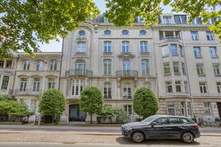 <p><span>ANTWERPEN | UITZONDERLIJK</span><span> appartement van 230m² met LOFT allures dat schuilt achter deze prachtige gevel van 14,78m in neo-Lodewijk XIV-stijl met </span><span>Parkzicht (Herthoghe)</span><span> : </span></p><p><span>Wonen met stijl aan de prestigieuze Jan Van Rijswijcklaan, gelegen aan de inkom van de stad met winkels (Albert heijn, Delhaize,...) invalswegen en resto's binnen handbereik.</span></p><p><span>Op wandelafstand van Groen kwartier, Harmonie park, Prins Albert Park en De Singel.</span></p><p><span> </span></p><p><span>Op de 4de verdieping van dit herenhuis dd° 1913 met superbe gevel betreedt men rechtstreeks het appartement via de lift. </span></p><p><span> </span></p><p><span>In de inkomhal treft met een ingemaakte vestiairekast, gastentoilet en wasplaats voorzien van aansluiting was -en droogmachine, ingebouwde koelkast en praktische bergruimte voorzien.</span></p><p><span>Toegang tot de uitzonderlijk, royale leefruimte die ingedeeld is in een zithoek met een gas openhaard, dewelke toegang biedt tot het schitterend terras van 25m² met adembenemend zicht op het Hertoge park en voorzien van verwarming, vuurtafel en ingemaakte luidsprekers en spots. </span></p><p><span>Verder treft men de eetruimte met aansluitend de open keuken voorzien van alle toestellen. Tevens heeft men via de eetruimte ook toegang tot het terras met een </span><span>UNIEK </span><span>zicht op groen.</span></p><p><span>Via de nachthal heeft men verder toegang tot de 1ste slaapkamer van 23m² met aanpalend de luxe badkamer voorzien van douche, bad, toilet, dubbele wastafel in meubel met spiegel en verlichting. </span></p><p><span>Achteraan de nachthal bevindt zich nog een ingemaakte kast en aparte toilet.</span></p><p><span>2de slaapkamer van 19m² met aanpalend de douchekamer voorzien van een wastafel in meubel met opbergruimte. </span></p><p><span> </span></p><p><span>Bijzonderheden:</span></p><p><span>* Autostaanplaats te koop aan €39.000</span></p><p><span>* Gunstig EPC</span></p><p><span>* Stijlvol wonen</span></p><p><span>* Videofonie</span></p><p><span>* Lift rechtsreeks in het appartement</span></p><p><span>* Blanco keuring</span></p><p><span>* CV Buderus op gas</span></p><p><span>* Gans appartement op parket</span></p><p><span>* Openhaard</span></p><p><span>* Airco voorzien in de slaapkamers</span></p><p><span>* Veiligheidsdeur</span></p><p><span>* Kelder van 8m²</span></p><p><span>* Automatische poort met afstandbediening voor toegang staanplaats op gelijkvloers</span></p><p><span>* Naar een ontwerp van architect Edouard Van Opstal</span></p><p><span> </span></p><p><span> </span></p>