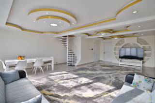 Dit duplexappartement met 4 slaapkamers is gelegen in het centrum van Antwerpen, in de buurt van Schijnpoort, op wandelafstand van Park Spoor Noord...