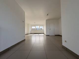 <p><span>Gezellig appartement met zonneterras met prachtig zich op "het Broek"</span></p><p><span> </span></p><p><span>Dit rustig gelegen appartement is gelegen op de 2deverdieping van een moderne residentie en heeft een uitzonderlijk zicht op het natuurgebied het Broek van Baasrode, waar ook het zonneterras op uitgeeft. het appartement is instapklaar!</span></p><p><span>Indeling : inkomhal, zeer ruime living met uitzonderlijk uitzicht , aparte ingerichte keuken van alle toestellen voorzien (dampkap, fornuis, koelkast, vaatwasser), badkamer met douche, aparte toilet, bergruimte, 2 slaapkamers, groot terras aan achterzijde.</span></p><p><span>Een kelderberging biedt extra bergruimte, fietsen kunnen geplaatst worden in een gemeenschappelijke fietsenberging.</span></p><p><span>Parkeergelegenheid is voorzien aan de voorzijde van het gebouw.</span></p><p><span>Beschikbaar : onmiddellijk</span></p><p><span> </span></p><p><span>Verdere info of een bezoek ter plaatse contacteer Immo Twins 052/55.55.55 of info@immotwins.be</span></p>