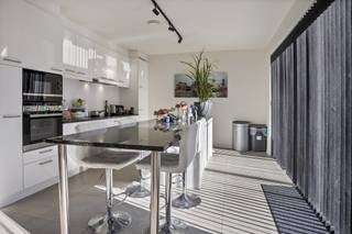 Deze recente woning (bouwjaar 2022) combineert hedendaags comfort met een gunstige ligging. Met een EPC-label A geniet u van energiezuinig...