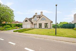 Deze villa is gelegen in het groene heel rustige gehucht Vrebos in Everberg, deelgemeente van Kortenberg. De vlakbij gelegen 30m hoge Bosberg zorgt voor een microklimaat. Van hieruit geniet men van een adembenemend panoramisch uitzicht over het glooiende Dijleland. Een zeldzame combinatie van landelijke sereniteit en strategische bereikbaarheid. De luxueuze en met doordacht praktische snufjes voorziene afwerking zorgen voor meer dan comfortabel wonen. Dankzij de 4 terrassen (dat van het tuinhuis is overdekt) kan men optimaal van het buitenleven genieten.<br /><br />Indeling:<br />Inkomhal met trap en toilet, Via de ruime en lichtrijke inkomhal betreden we de leefruimten die eveneens baden in het licht. Vanuit elke plaats is er zicht op de groene omgeving. De ambachtelijk wit cérusé keuken is voorzien van Miele toestellen. Aansluitend is er de bijkeuken/wasplaats met toegang tot de ingerichte kelders (waarbij de grootste 25m² is en als hobbyruimte kan benut worden), dubbele garage met 2 zolderruimten.<br />Op de verdieping zijn er 3 ruime kamers én een bureel of dressing met een heel ruim terrras met prachtig uitzicht. Verder nog een badkamer met stort- en ligbad en een naastgelegen, apart toilet. Een extra badkamer is mogelijk. Eén van de kamers is voorzien van een trap die reikt tot de afgewerkte zolderruimte die eventueel kan gebruikt worden als slaapkamer.<br /><br />Bijzonderheden: <br />- vloerverwarming zowel beneden als boven<br />- domotica<br />- alarm, intercom, video, camera's<br />- regenwaterput van 10.000 liter<br />- waterontkalker met centrale drinkwateroptie<br />- gelegen tussen 2 vliegroutes dus geen lawaaihinder.<br />- alu schrijnwerk van Reynaers<br />- koud/warm water in zolderkamer<br />- overal vliegen- en draai-/kipramen<br />- respectievelijk 7 en 11' van de E40 opritten Bertem en Sterrebeek waar ook voldoende winkels zijn (Spar, Lidl, Aldi, Bio planet, Colruyt, Ikea, Brico,....)