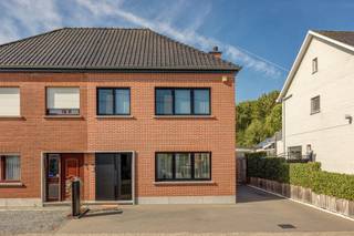 <span>Licht, ruimte en een zonnige zuidwestgerichte tuin typeren deze </span><strong>instapklare woning</strong><span> in Affligem. De eigentijdse afwerking met vele extra’s en warme accenten zorgt voor een gezellige sfeer en maakt dit een plek waar het aangenaam thuiskomen is. De ruime inkomhal geeft toegang tot de leefruimte, waar vooraan een bureauruimte werd geïntegreerd. Daarnaast zorgen ingemaakte kasten voor extra opbergruimte. De </span><strong>lichtrijke woonkamer</strong><span> geniet dankzij de grote raampartijen van veel natuurlijk licht en een mooi zicht op de tuin. De </span><strong>volledig geïnstalleerde keuken</strong><span> is praktisch ingericht en aansluitend is er nog een aparte berging. Verder is er op het gelijkvloers nog een gastentoilet. De <strong>zuidwestgerichte tuin</strong> met groot terras beschikt over een tuinhuis en is ook via de zij-ingang bereikbaar, ideaal voor fietsen en bovendien handig om indien gewenst een wagen te parkeren.</span><span> De poort in padouk zorgt voor een mooie afwerking. Vooraan en langs de zijkant is er op de oprit plaats voor drie wagens. Op de eerste verdieping bevinden zich </span><strong>twee ruime slaapkamers</strong><span> en de </span><strong>badkamer</strong><span> met douche en toilet. Via een vaste trap bereik je de bovenste verdieping, waar een </span><strong>derde slaapkamer</strong><span> werd ingericht. Aan het raam in de nachthal werd bovendien nog een extra bureautje voorzien.</span><br /><span>De woning werd doorheen de jaren volledig aangepakt en biedt vandaag hedendaags comfort. De elektrische installatie is conform, de verwarming gebeurt via een gascondensatieketel en de woning beschikt over rolluiken: elektrisch bediend op het gelijkvloers en manueel op de verdieping. Ook energetisch scoort de woning uitstekend met </span><strong>EPC-label B</strong><span>.</span><br /><span>Een instapklare woning met drie slaapkamers, extra werkruimte, veel bergruimte en een zonnige tuin, gunstig gelegen in Affligem met een snelle aansluiting op de E40 richting Brussel en Gent. Ook winkels en scholen bevinden zich in de nabije omgeving. Wordt deze woning jouw nieuwe thuis? Neem dan zeker contact met ons op voor meer informatie of een bezoek ter plaatse.</span>