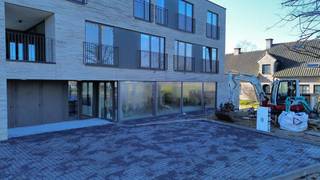 <p><span><strong>Exclusief Commercieel Gelijkvloers op een Toplocatie in Aalst</strong></span></p>
<p><span>Bent u op zoek naar een commerciële ruimte met maximale zichtbaarheid? Dit hoogwaardige gelijkvloers van 200 m² aan de Moorselbaan is de perfecte locatie voor vrije beroepen en ondernemers. Gelegen nabij het OLV-ziekenhuis en het stadscentrum, geniet u van een constante stroom passanten, wat deze locatie ideaal maakt voor dokters, kinesisten, advocaten, accountants en andere professionals.</span></p>
<p><span>De ruimte biedt volledige flexibiliteit qua inrichting en afwerking. U bepaalt zelf hoe het wordt afgewerkt, maar indien gewenst kan de eigenaar dit ook realiseren tegen een vooraf afgesproken meerprijs. Daarnaast is het pand voorzien van zonnepanelen, wat resulteert in lage energiekosten en een duurzame werkplek.</span></p>
<p><span>Voor het comfort van uw klanten en medewerkers zijn er ruime parkeermogelijkheden aan de voorzijde, extra ondergrondse parkeerplaatsen en laadpalen voor elektrische voertuigen. Bovendien biedt de achterzijde van het gebouw een exclusieve park/tuin voor de bewoners van het complex.</span></p>
<p><span>Grijp deze unieke kans en vestig uw onderneming op een toplocatie! Interesse? Contacteer ons vandaag nog!</span></p>