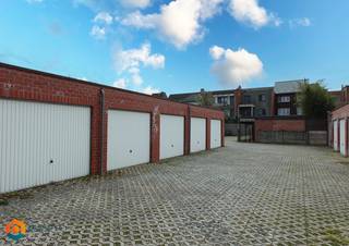 Op een goede locatie nabij het station van Nekkerspoel bevindt zich deze afgesloten garagebox. <br />De garage meet aan de binnenkant 2,96m x 6,07. Er is geen elektriciteit aanwezig.<br /><br />Contacteer ons voor meer informatie op 0480/66 14 77 of neem een kijkje op www.boonstravastgoed.be .