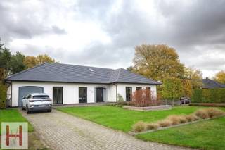 <span>Instapklare villa met een grote tuin op een toplocatie in het landelijke Gierle.<br /><br /></span>De woning heeft volgende indeling op het gelijkvloers: Inkomhal met gastentoilet, ruime en lichte leefruimte op parket met aansluitend een veranda, kwalitatieve keuken met koele berging, badkamer met bad en douche, ruime slaapkamer en inpandige garage met aansluitend een wasplaats/technische ruimte.<br /><br />Verder beschikt het pand op de verdieping over 2 zéér ruime slaapkamers die mits enkele kleine aanpassingen kunnen opgedeeld worden tot 3 of zelfs 4 slaapkamers en een tweede badkamer met douche en toilet.<br /><br />De woning is gelegen op een zeer mooie en landelijke locatie met achteraan zicht op agrarisch gebied en de Aa-vallei. Het centrum van Gierle met alle faciliteiten bevindt zich op wandelafstand. De mooi aangelegde en relatief onderhoudsvriendelijke tuin is volledig omheind en garandeert de nodige privacy. Naast een serre en een multifunctioneel bijgebouw (alle voorzieningen aanwezig) met aparte oprit, beschikt de woning nog over een ruim terras met verwarmd zwembad.<br /><br />Troeven van de woning:<br />- Gunstig EPC (label B);<br />- Zonnepanelen (14 - 5200Wp);<br />- Kwalitatieve afwerking;<br />- Volwaardige verdieping met grote slaapkamers en badkamer;<br />- Genoeg ruimte voor grote gezinnen;<br />- Groene tuin en landelijke omgeving;<br />- Multifunctioneel bijgebouw met 3 ruimtes (hobbyruimte, aparte wooneenheid,...)<br /><br />Er is een vlotte verbinding met alle invalswegen naar de omliggende dorpen en de opritten van de E34. In de nabijheid vindt u ook tal van drank- en eetgelegenheden, haltes van het openbaar vervoer, winkels, etc.. . De nabijheid van de Lilse Bergen en het rondomliggende bos- en natuurgebied, maken dat er ook veel mogelijkheid is tot ontspanning en recreatie.<br /><br />Voor meer informatie of een afspraak ter plaatse kan u steeds contact opnemen met<span> </span>philippe@hemeldonckvastgoed.be<span> </span>of 014/89.66.26.