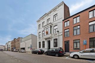 Dit prachtig gerenoveerde penthouse bevindt zich op de bovenste verdieping van een authentiek herenhuis in het hart van Tienen. Met een...