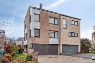 <p><span>This well-maintained semi-detached home, built in 1989, is situated in a quiet and pleasant residential neighbourhood. Thanks to its convenient location, the property offers an excellent combination of peaceful living and easy access to both the motorway and public transport.</span></p><p><span> </span></p><p><span>The property currently features three full-sized bedrooms while still offering further potential for expansion. Subject to the installation of a fixed staircase, the attic can be converted into an additional bedroom, hobby room, home office or extra living space.</span></p><p><span> </span></p><p><span>On the ground floor, you enter through the entrance hall with cloakroom area. This level also includes a spacious double garage, a practical storage/laundry room and direct access to the garden. The private driveway also provides ample additional parking space on the property.</span></p><p><span> </span></p><p><span>The first floor forms the main living area of the home. Here you will find the hallway with separate guest toilet, a living room with sitting and dining areas, and the kitchen with a pleasant breakfast nook. Adjoining the kitchen is the veranda, which is currently used as an office and can perfectly serve as a home-working space, hobby room or additional sitting area. It could also be incorporated into the kitchen or living room by removing the glazed sections separating these spaces.</span></p><p><span> </span></p><p><span>The second floor comprises the night hall, three bedrooms, a separate toilet and the bathroom, equipped with a double washbasin and bathtub.</span></p><p><span> </span></p><p><span>The property also features an attic that can still be finished according to your own requirements, offering attractive possibilities for anyone looking for additional living space.</span></p><p><span> </span></p><p><span>The home also has plenty to offer in terms of energy efficiency and practicality. It is equipped with 14 solar panels and a 5 kW home battery. The large windows are fitted with electric roller shutters, while the electric boiler was replaced in 2025. In addition, the property benefits from a rainwater tank with pump and outdoor tap.</span></p><p><span> </span></p><p><span>Heating is provided separately across the different floors. The ground floor and second floor are heated by direct electric heating. The first floor is equipped with electric storage heating, supplemented by two air-conditioning units in the living room and kitchen, as well as an electric fireplace in the living area.</span></p><p><span> </span></p><p><span>Key features:</span></p><ul><li><span>quiet location in a pleasant residential neighbourhood </span></li><li><span>excellent accessibility via the motorway and public transport </span></li><li><span>three full-sized bedrooms </span></li><li><span>potential to create additional living space in the attic </span></li><li><span>integrated double garage </span></li><li><span>private driveway providing additional parking </span></li><li><span>veranda, currently used as an office </span></li><li><span>14 solar panels </span></li><li><span>5 kW home battery </span></li><li><span>electric roller shutters on the large windows </span></li><li><span>electric boiler replaced in 2025 </span></li><li><span>rainwater tank </span></li><li><span>air conditioning in the living room and kitchen </span></li></ul><p><span> </span></p><p><span>Are you looking for a spacious family home with a practical layout, plenty of storage space, a double garage and lots of potential? Then this property is certainly worth a visit.</span></p><p><span> </span></p><p><span>Please feel free to contact us for further information or to arrange a viewing.</span></p><p><span> </span></p><p><span>All available documents relating to this property can be found on our website.</span></p>