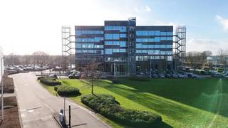 Dit kantoor op de derde verdieping biedt 332m² aan inspirerende werkruimte met een prachtig zicht op de E313. Gelegen tussen Antwerpen en Hasselt,...