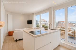 Dakappartement met ruim terras van ca. 45 m², gelegen op enkele stappen van de zee in het Zoute. Het appartement werd volledig gerenoveerd en geniet vanuit de leefruimte en het terras van een mooi weids zicht over de hinterlanden van Knokke.<br /><br />De indeling omvat een inkomhal met vestiaire, een lichtrijke leefruimte met gezellig salon en ingemaakte kasten, en een volledig geïnstalleerde open keuken met eiland. Zowel de leefruimte als de keuken geven uit op het zonnige terras, voorzien van een zonnetent en ruime berging.<br /><br />Verder beschikt het appartement over een aparte slaaphoek met ingemaakte kast en een douchekamer. In de residentie is tevens een gemeenschappelijke fietsenberging aanwezig.